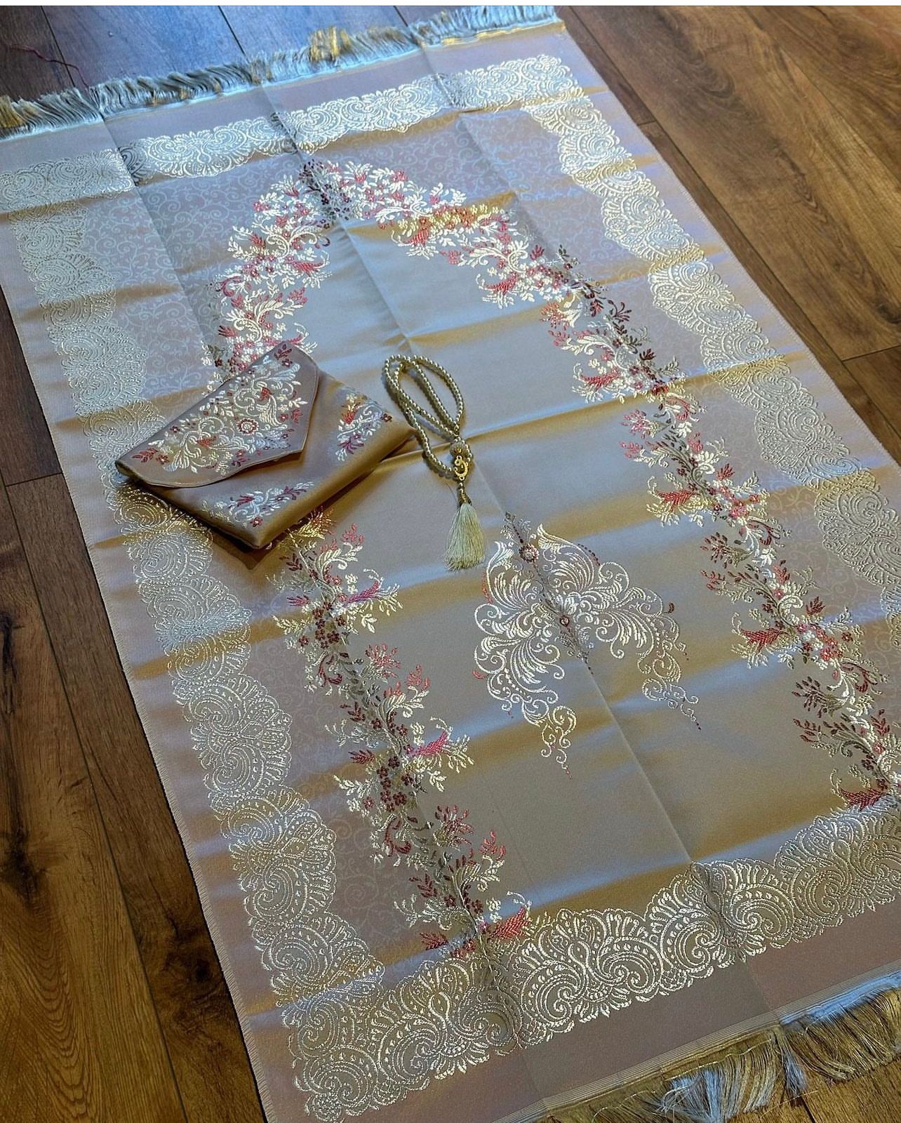 Gebetsteppich und Perlen Gebeskette